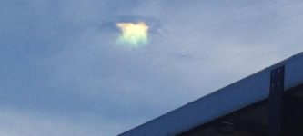 A+weird+light+appeared+in+the+sky.+Local+news+said+it%26%238217%3Bs+light+refracting+from+ice+crystals+falling+through+the+cloud.