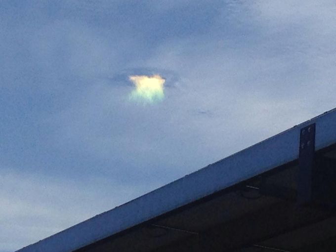 A+weird+light+appeared+in+the+sky.+Local+news+said+it%26%238217%3Bs+light+refracting+from+ice+crystals+falling+through+the+cloud.