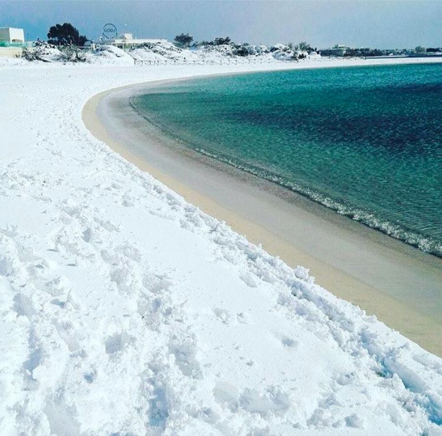 A+beach+in+Southern+Italy+after+recent+snowfall