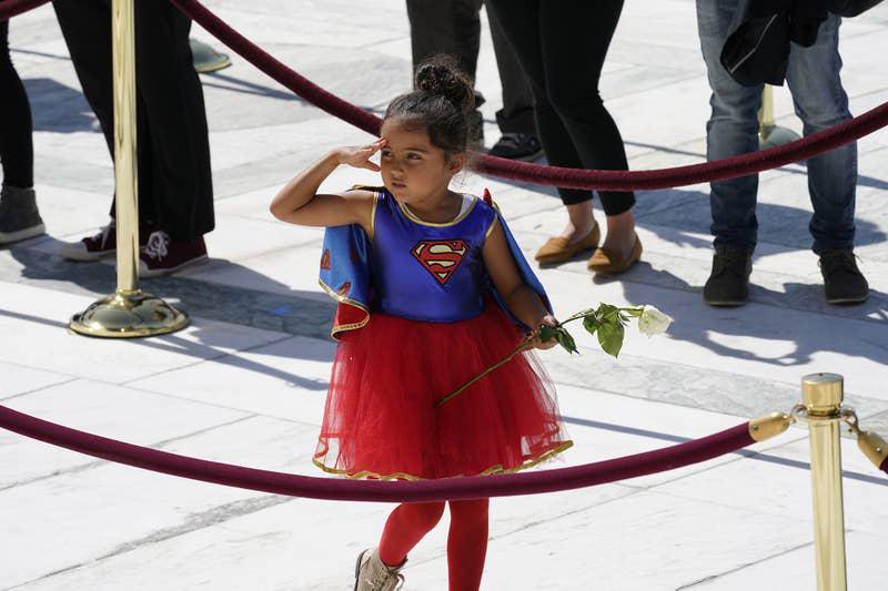 A+girl+wearing+a+Supergirl+costume+pays+respects+at+RBG%26%238217%3Bs+casket.