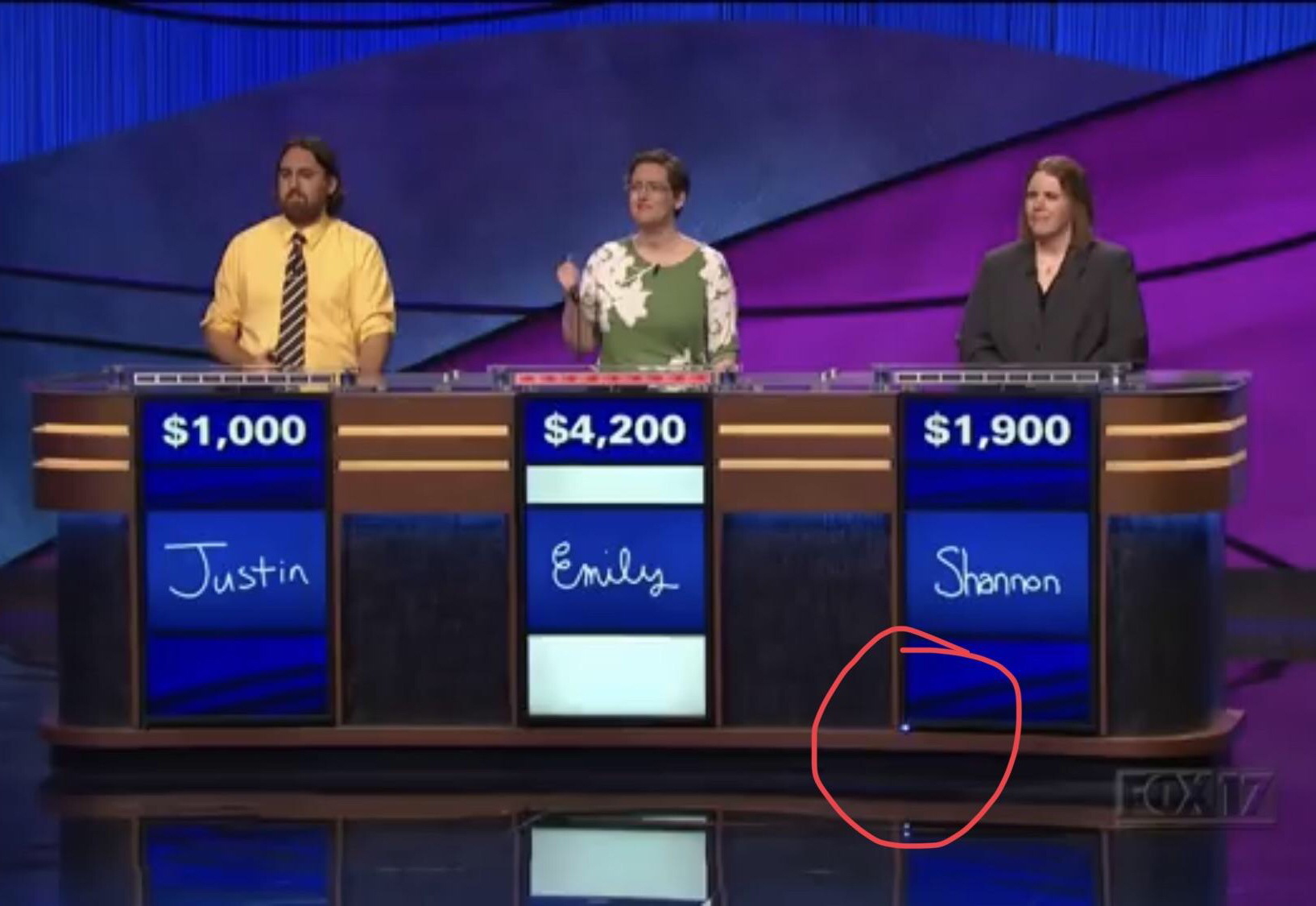 The+small+white+light+at+the+base+of+each+player%26%238217%3Bs+podium+tells+Alex+which+player+gave+the+last+correct+response.