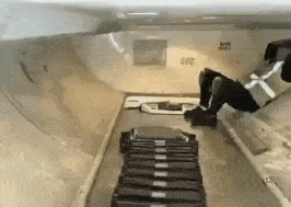 How+to+load+luggage+on+a+plane.