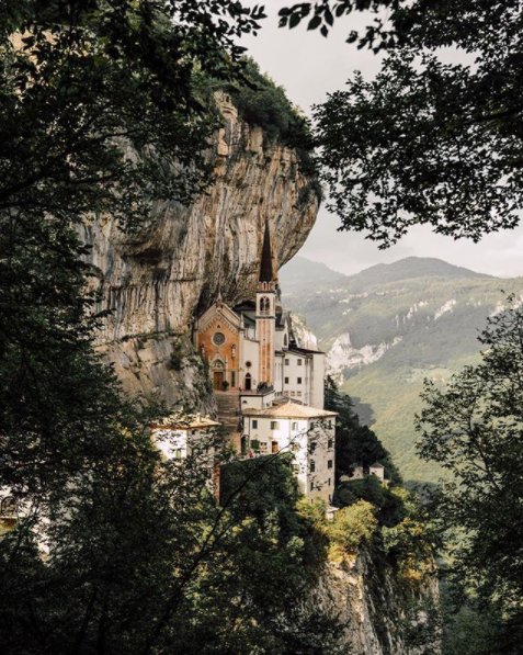 A+church+in+Italy+built+into+the+side+of+a+mountain.