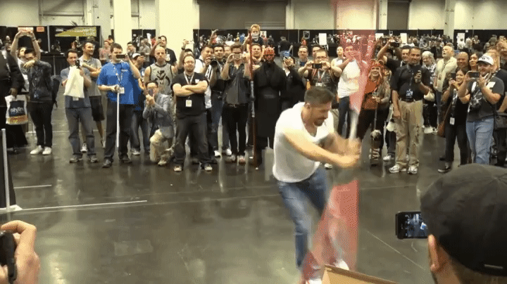 Ray+Park+%28Darth+Maul%29+giving+con+fans+an+impromptu+show.