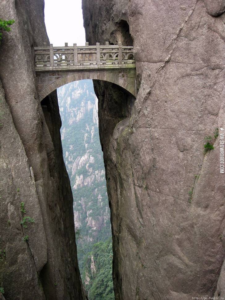 Fairyland+Bridge%2C+Mt.+Huangshan+in+China.