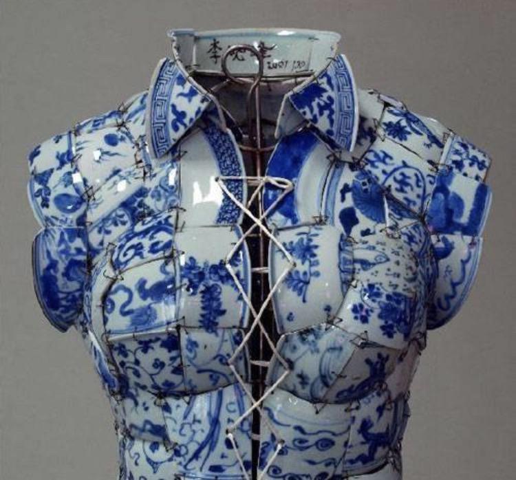 A+dress+made+out+of+porcelain+pieces+from+the+Qing+dynasty