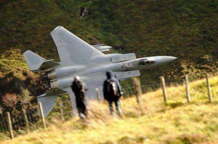 F15+flyby+in+a+valley+at+the+lake+district+%28UK%29