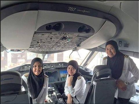 An+all-female+crew+lands+an+airliner+into+a+country+they%26%23039%3Bre+not+allowed+to+drive+in
