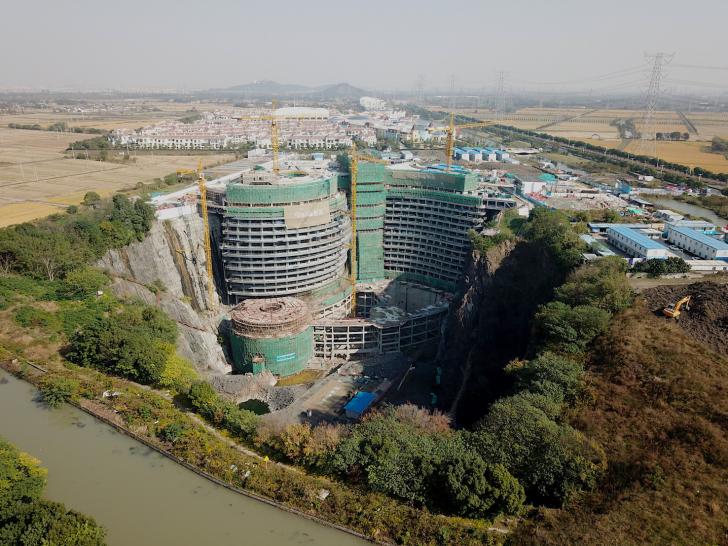 Shanghai+luxury+hotel+being+built+in+an+abandoned+quarry.