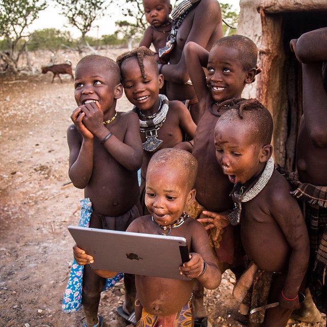 Tribal+children+see+an+iPad+for+the+first+time