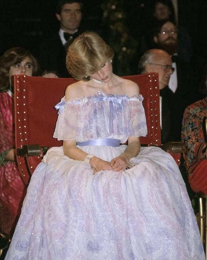 Princess+Diana+dozing+off+while+watching+a+museum+performance+in+1981