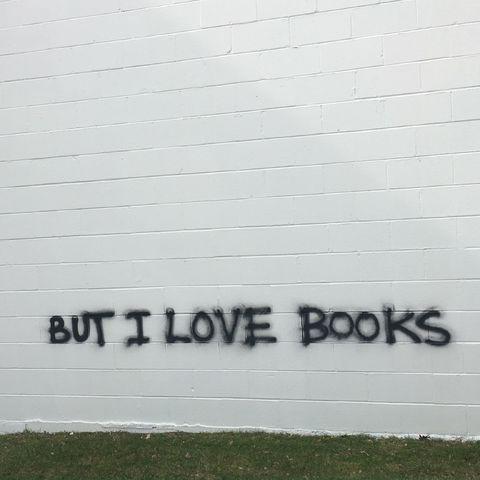 Outside+a+recently+defunct+Barnes+%26amp%3B+Noble+store