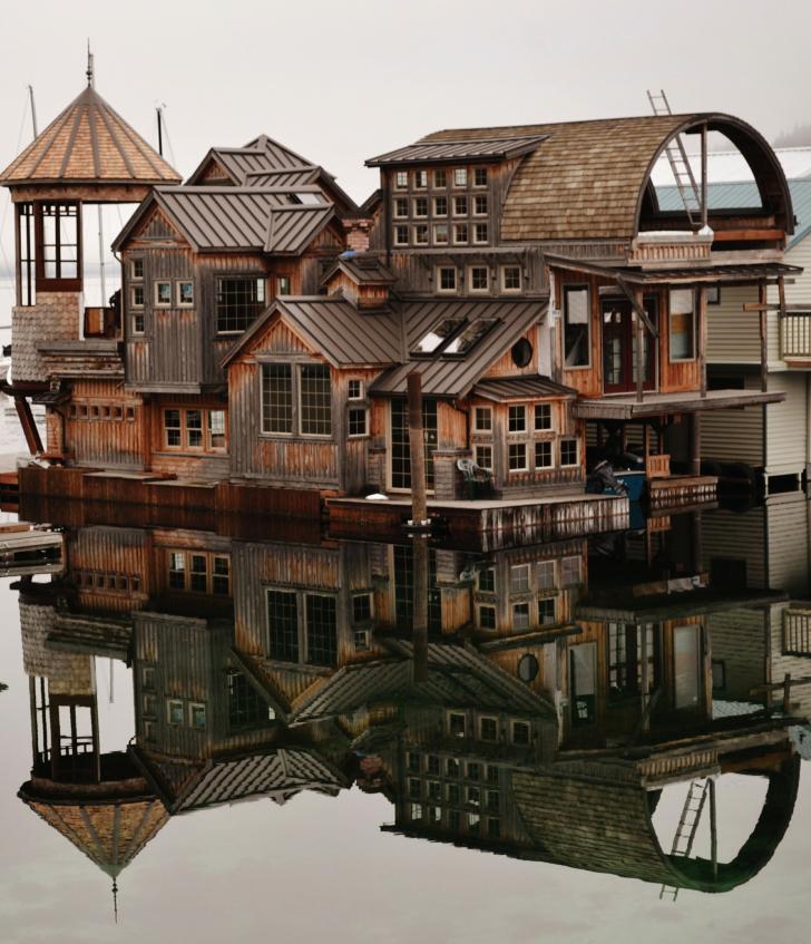 A+wooden+houseboat.