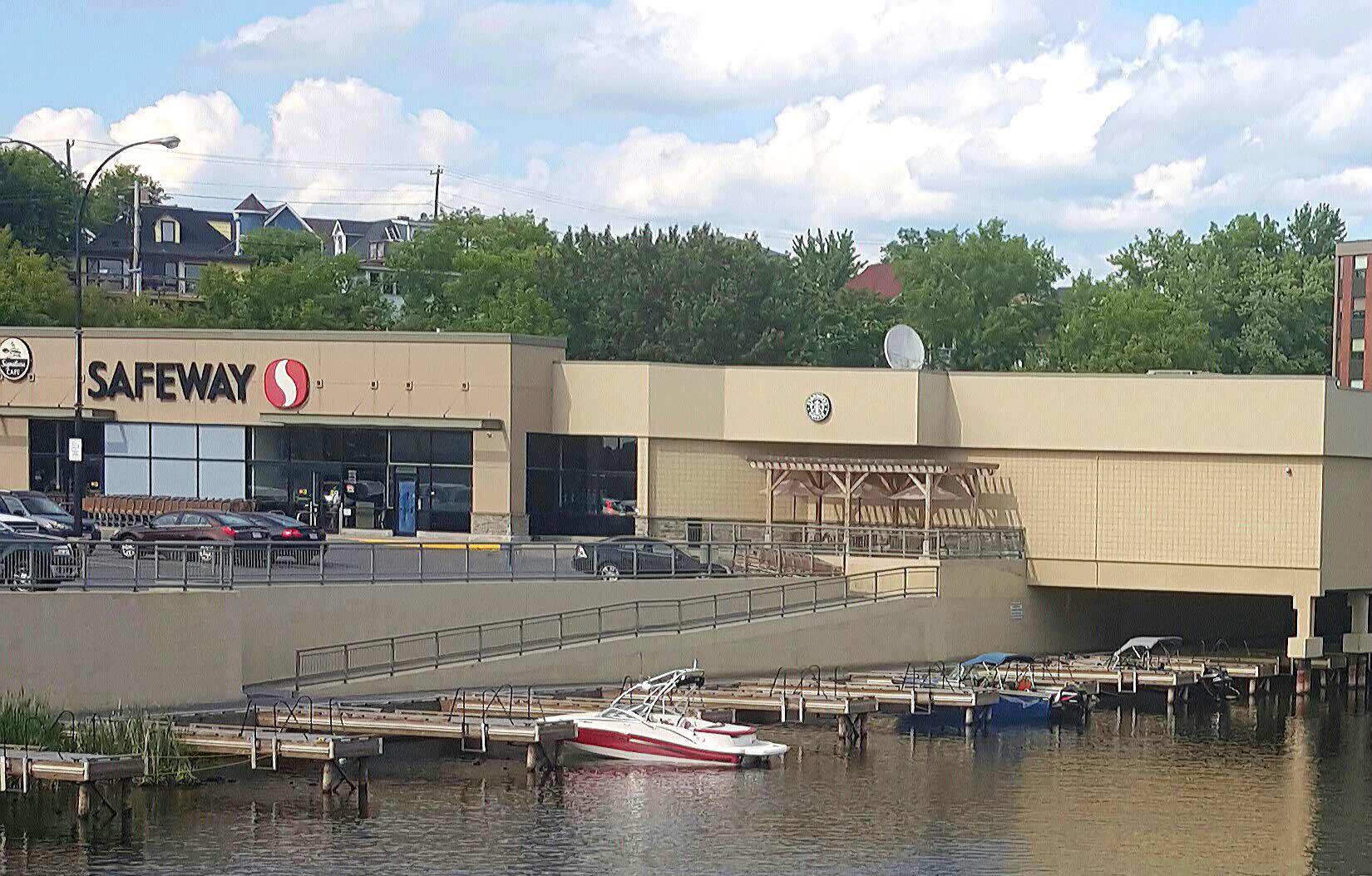 This+grocery+store+has+a+parking+lot+for+boats.