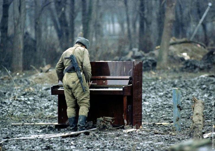 A+Russian+soldier+playing+an+abandoned+piano+in+Chechnya%2C+1994.