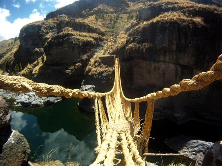 Walking+bridge+made+of+Inca-style+grass+rope%2C+in+the+Peruvian+Andes