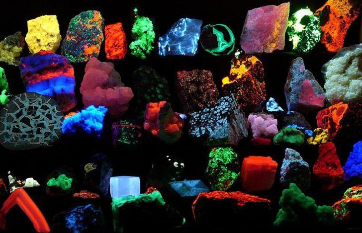 Minerals+under+a+black+light