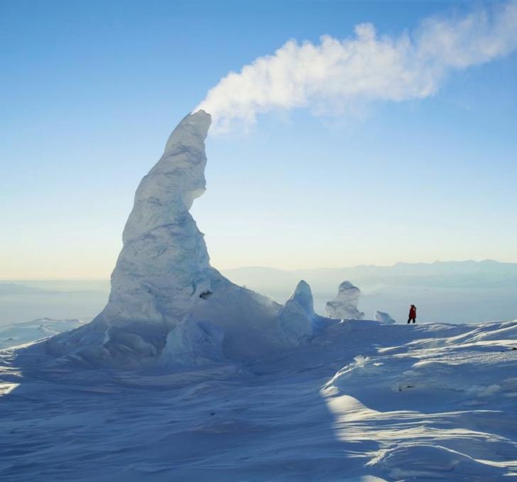 A+steam+chimney+located+on+an+Antarctic+volcano.
