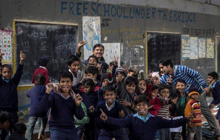 Teacher+has+been+holding+free+lessons+for+slum+children+under+a+bridge+in+India