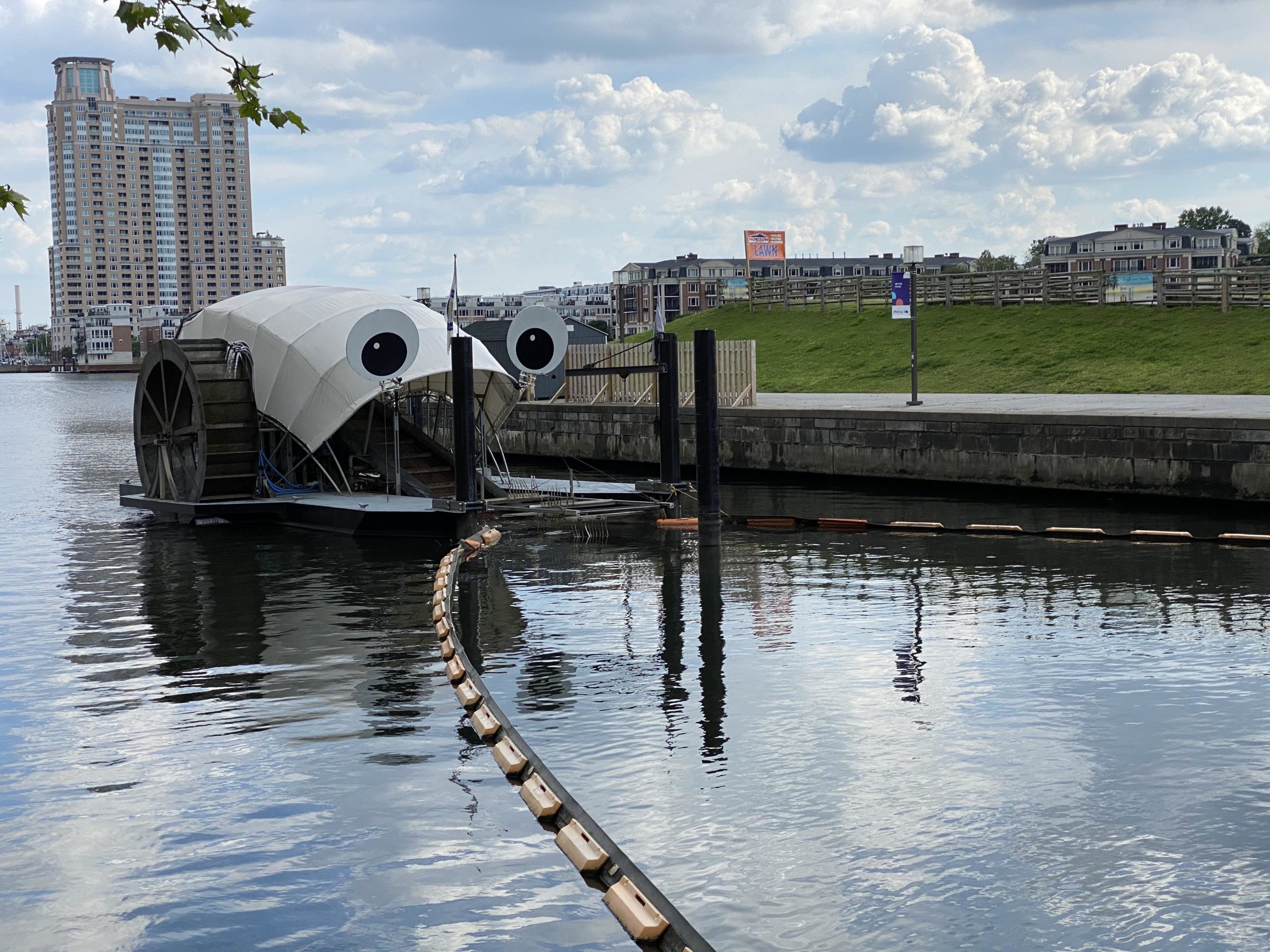 This+solar-powered+garbage+collector+cleaning+Baltimore%26%238217%3Bs+inner+harbor.