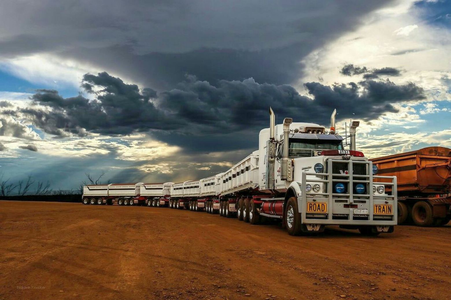Длинный грузовик. Грузовые автопоезда Австралии. Роуд трейн Австралии. Самый длинный автопоезд в Австралии. Австралийский автопоезд 104 прицепа.
