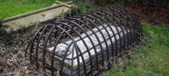 Victorian-Era+Caged+Grave+%26%238211%3B+Built+to+stop+the+dead+from+rising.