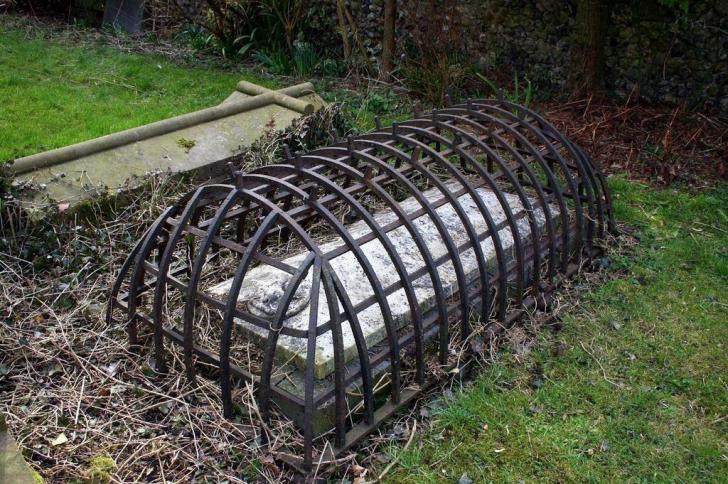 Victorian-Era+Caged+Grave+%26%238211%3B+Built+to+stop+the+dead+from+rising.