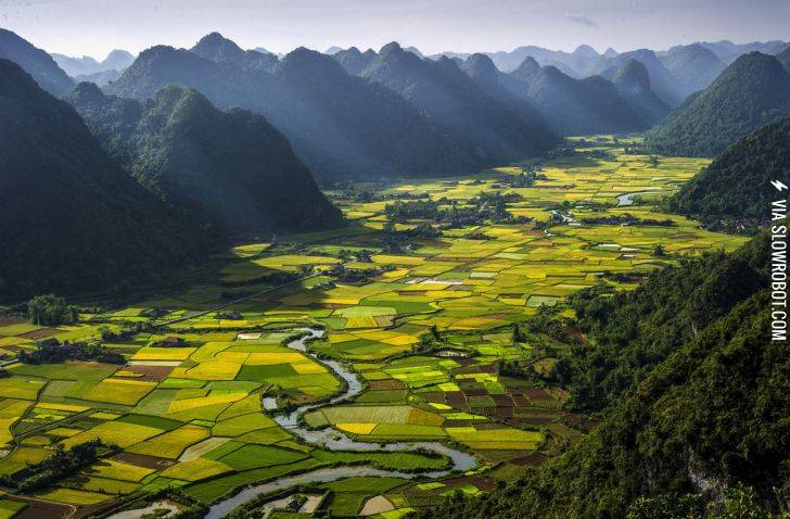 Lost+valley%2C+Vietnam.