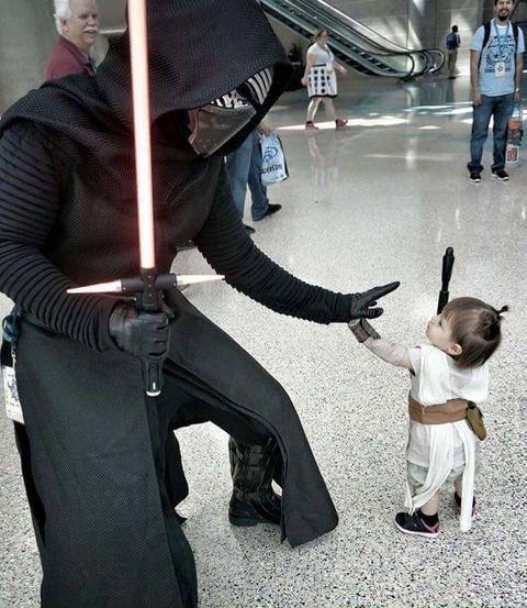 Kylo+Ren+meets+tiny+Rey