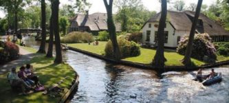 Giethoorn+Village+in+the+Netherlands+has+no+roads+or+bridges%2C+only+canals.