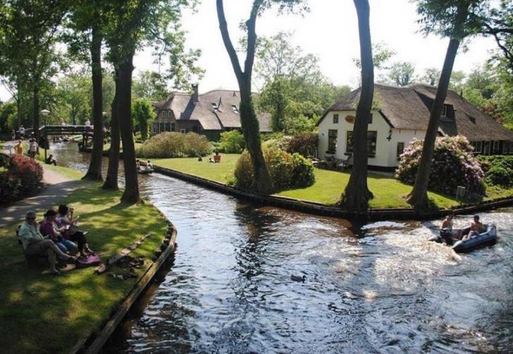 Giethoorn+Village+in+the+Netherlands+has+no+roads+or+bridges%2C+only+canals.