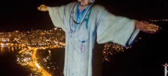 Rio%26%238217%3Bs+Christ+the+Redeemer+statue+was+lit+up+to+look+like+a+doctor+on+Easter+Sunday