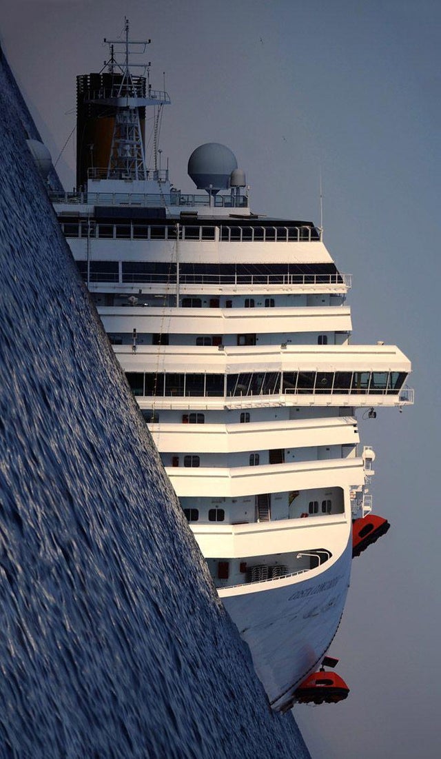 The+sinking+Costa+Concordia