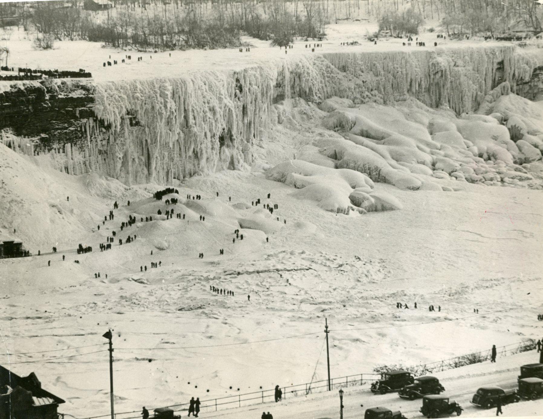 Niagara+Falls+frozen+over+around+1936