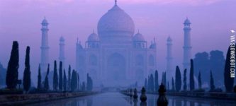 The+Taj+Mahal+on+a+foggy+day.
