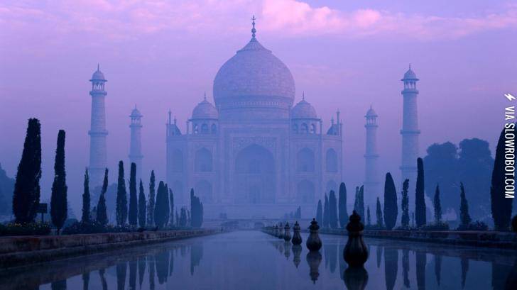 The+Taj+Mahal+on+a+foggy+day.