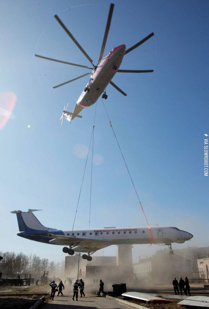 Helicopter+airlifts+an+airliner
