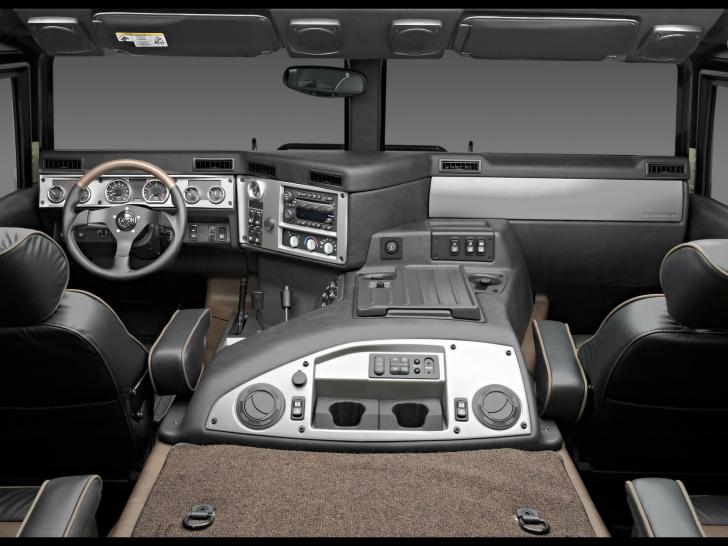 The+interior+of+a+Hummer+H1