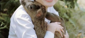 Audrey+Hepburn+with+her+pet+deer+Pippen%2C+1958