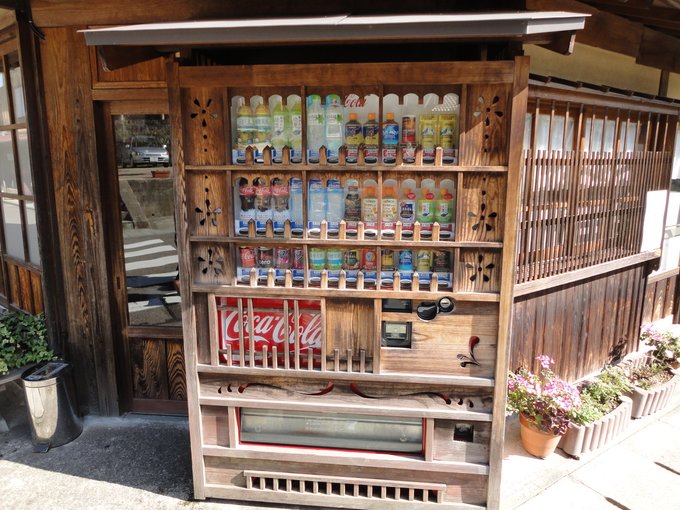 Vending+machine+in+Japan+designed+to+blend+in+with+its+surroundings.