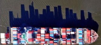 The+way+this+cargo+ship%26%238217%3Bs+shadow+looks+like+a+city+skyline
