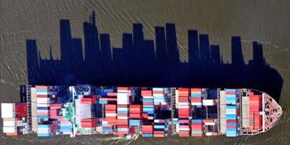 The+way+this+cargo+ship%26%238217%3Bs+shadow+looks+like+a+city+skyline