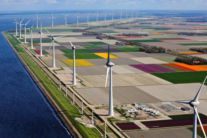 A+row+of+600+ft+wind+turbines+along+the+Netherland+coast