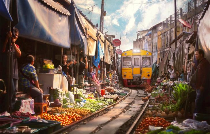 A+Train+Goes+Through+Market%2C+Bangkok