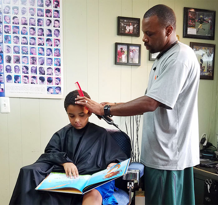 Kids+get+a+%242+discount+if+they+read+a+book+aloud+to+this+barber+in+Michigan+while+he+sorts+them+out