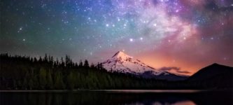 The+Milky+Way+galaxy+as+drifts+beyond+Mt.+Hood%2C+as+seen+from+the+beautiful+Lost+Lake+in+Oregon