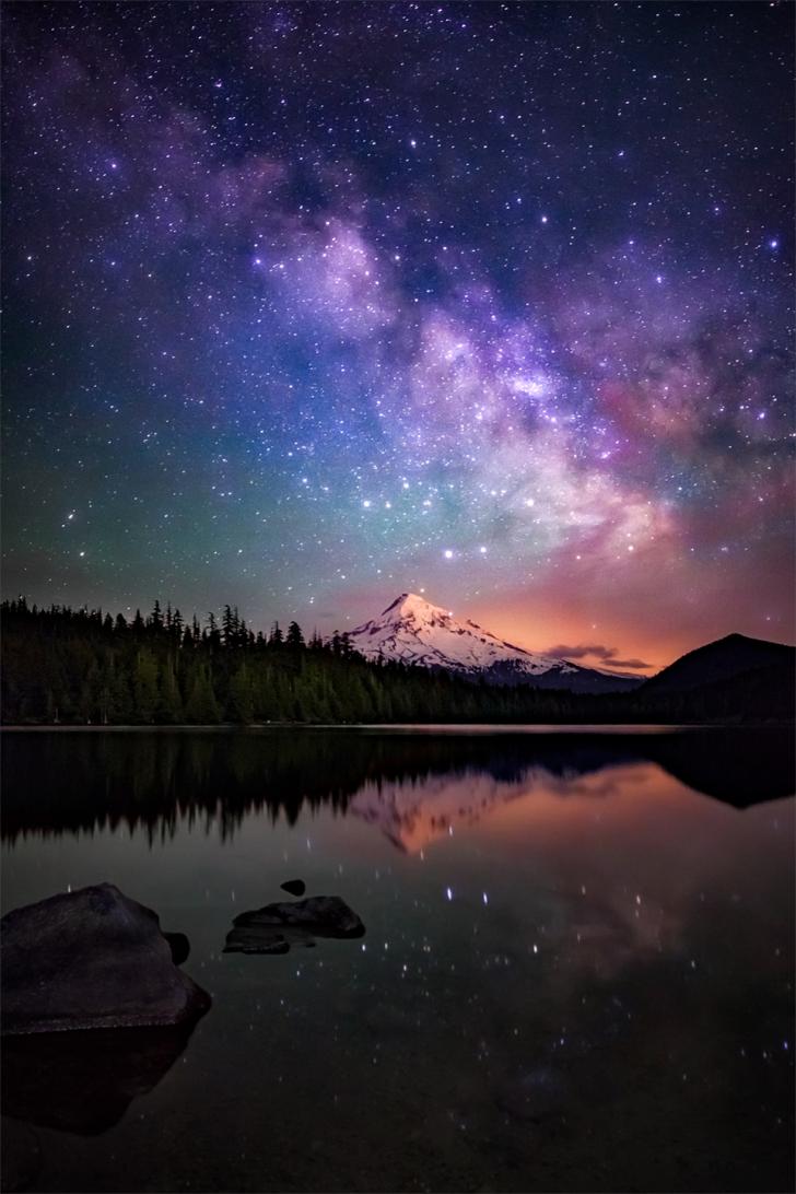 The+Milky+Way+galaxy+as+drifts+beyond+Mt.+Hood%2C+as+seen+from+the+beautiful+Lost+Lake+in+Oregon