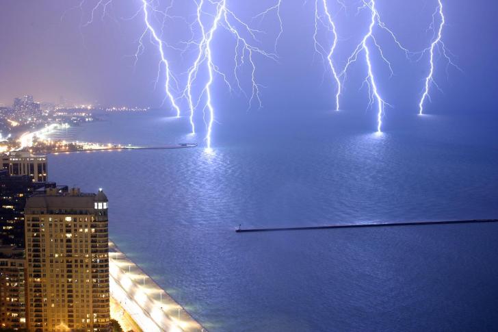 Chicago+being+pelted+by+lightning