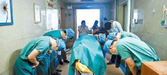 Chinese+doctors+bowing+to+a+child+whose+organs+saved+several+lives+before+he+died+of+brain+cancer