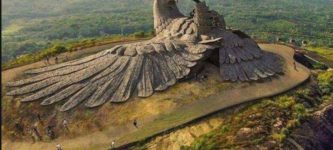 The+world%26%238217%3Bs+largest+bird+sculpture+in+Jatayupara%2C+India.